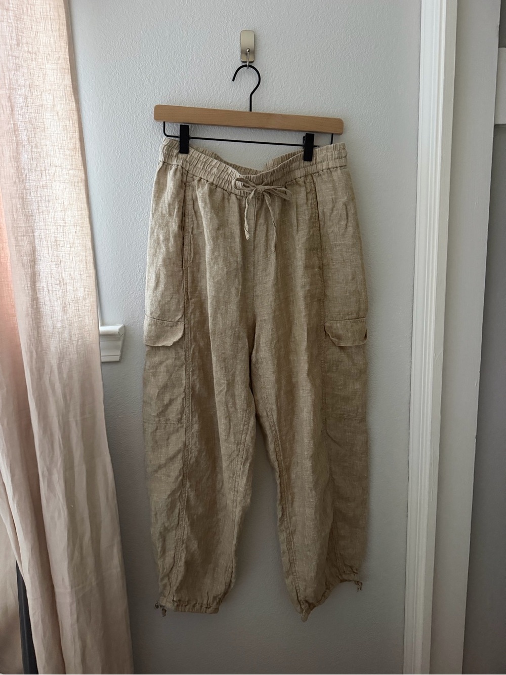 Everlane Cargo Curve Pant in Flax. Size M. - Picture 3 of 8